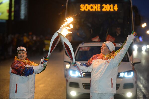 Собственный корреспондент Р-спорта Елена Дьячкова (справа) во время эстафеты Олимпийского огня в Ижевске