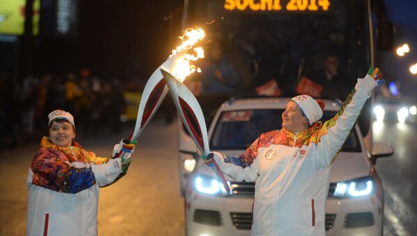 Собственный корреспондент Р-спорта Елена Дьячкова (справа) во время эстафеты Олимпийского огня в Ижевске. Архивное фото