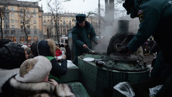 Полевая кухня, работающая для паломников в Петербурге. Фото с места события