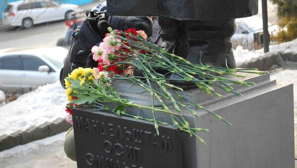 Памятник Осипу Мандельштаму во Владивостоке. Архивное фото