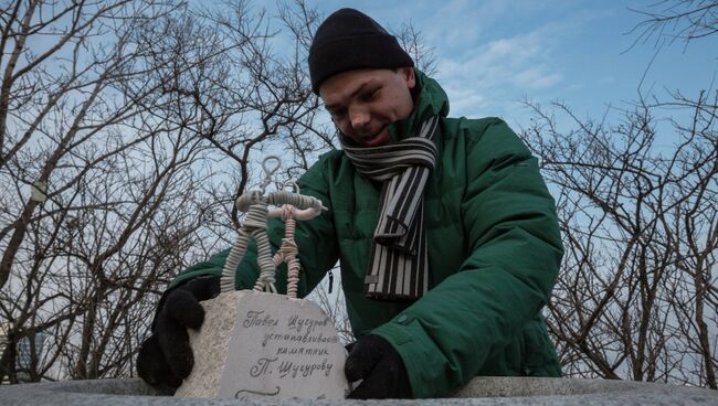 Проволочные скульптуры известных горожан установили во Владивостоке. Фото с места события