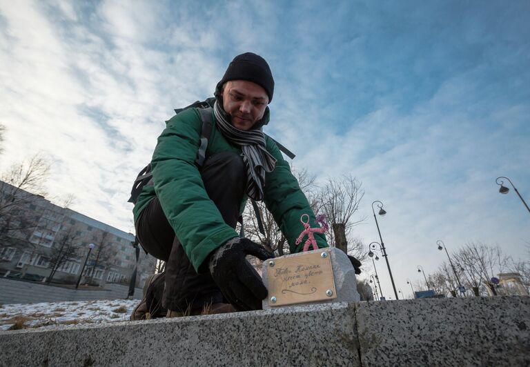 В еще одном из красивейших мест в районе набережной, недалеко от кинотеатра Океан и памятника адмиралу Макарову, установили памятник Павел Компан несет цветы маме. Известный во Владивостоке организатор элитных мероприятий для богемы и вип-персон, ставший прототипом этой скульптуры, на ее открытии скромно заметил, что героем сюжета с цветами для мамы мог стать абсолютно любой горожанин.