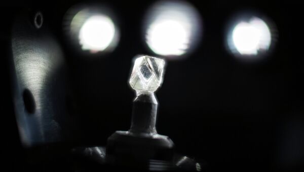Алмаз в аппарате для производства 3D модели. Архивное фото