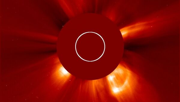 Корональный выброс массы на Солнце 14 января на снимке солнечного телескопа SOHO
