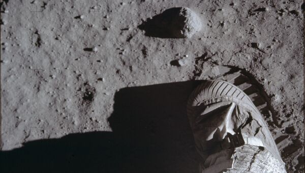 Малый кратер на поверхности Луны. Программа Аполлон 11