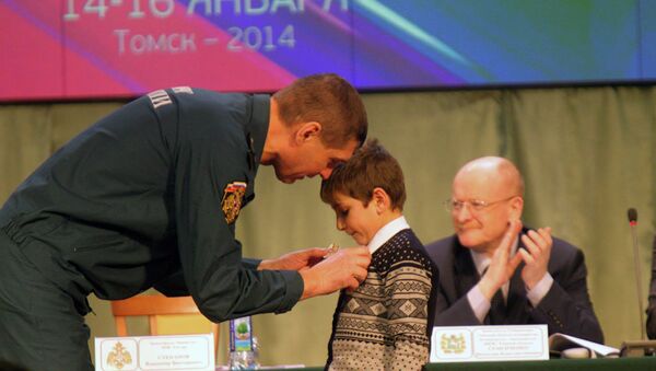 Замглавы МЧС наградил томского школьника медалью за спасение малышей