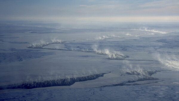 Облака над трещинами во льдах Арктики,архивное фото