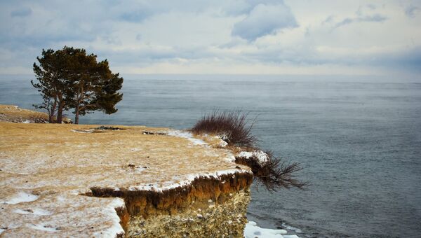 Озеро Байкал зимой, архивное фото