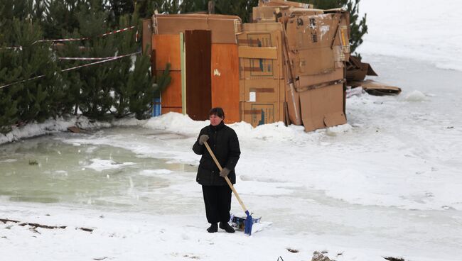 Несанкционированные крещенские купели устраивают на Волге в Самаре, фото с места события Несанкционированные крещенские купели устраивают на Волге в Самаре, фото с места события