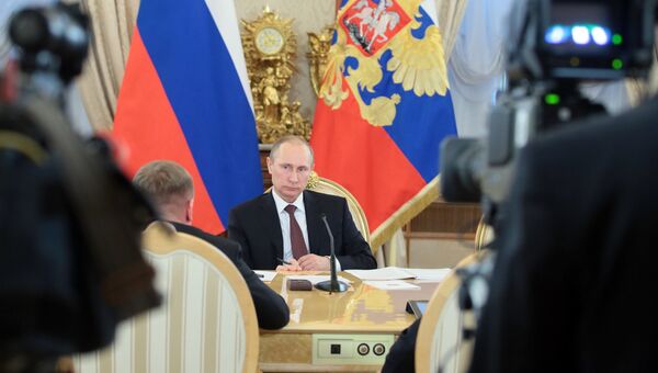 В.Путин встретился с авторами концепции нового учебника истории. Фото с места события