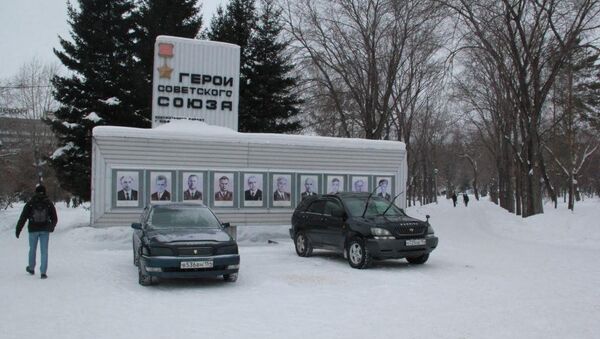 Мэрия эвакуирует машины, оставленные в Первомайском сквере Новосибирска