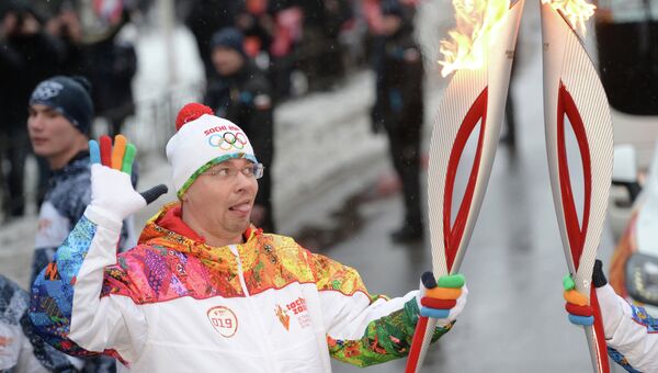 Шоумен Гарик Бульдог Харламов во время эстафеты Олимпийского огня в Курске. Фото с места события