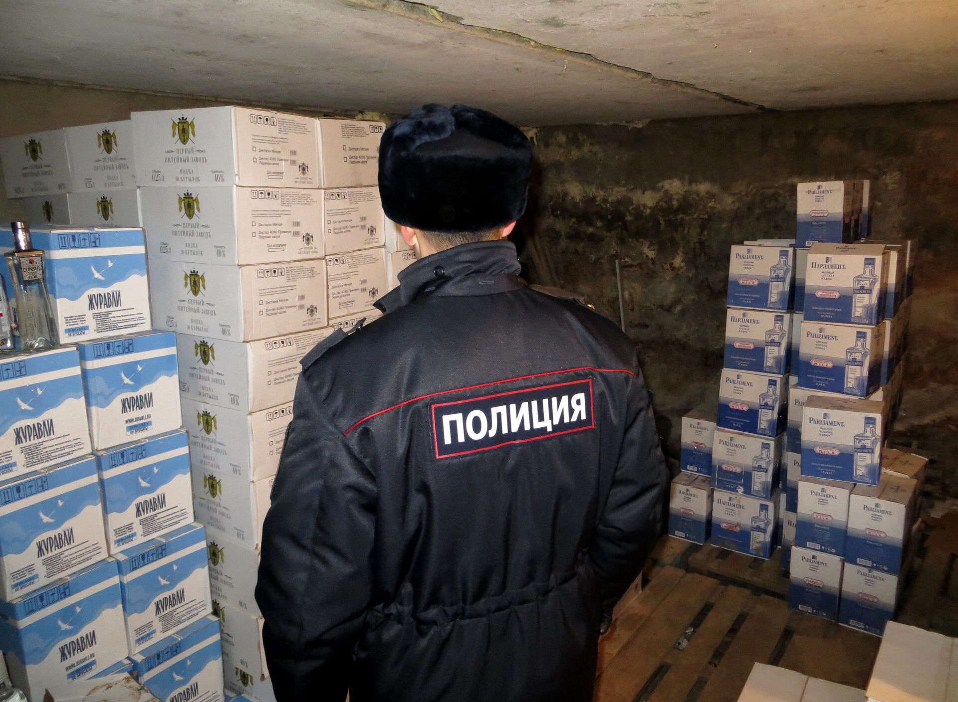 Полиция нашла 14 тысяч бутылок поддельного Hennessy и водки под Астраханью - РИА Новости, 1920, 22.01.2024