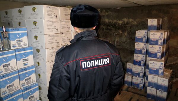 Полиция нашла 14 тысяч бутылок поддельного Hennessy и водки под Астраханью. Событийное фото.