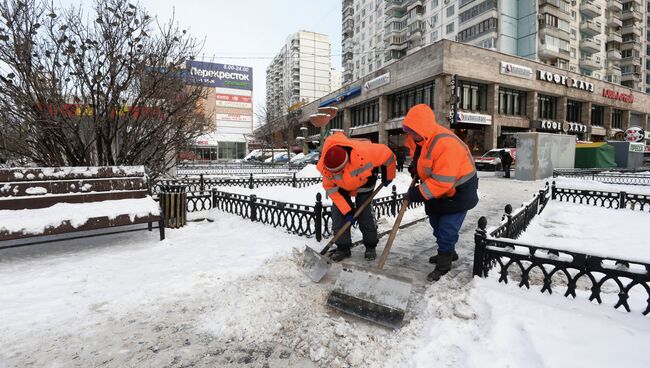 Уборка снега в Москве. Архивное фото