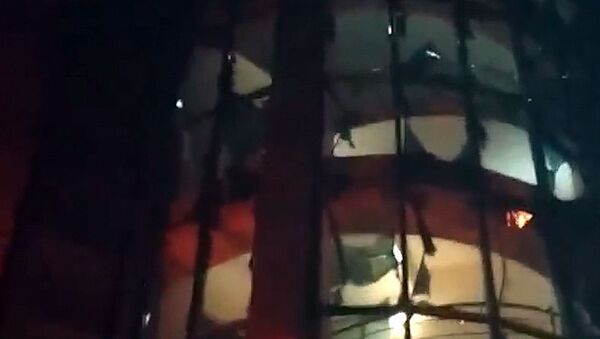Неизвестные из гранатомета обстреляли ресторан в Махачкале. Кадры очевидца
