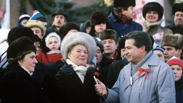 Тележурналист Леонид Элин (справа) и ветераны труда на праздновании 70-й годовщины Октябрьской революции. Архивное фото