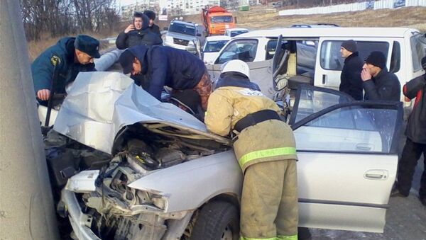 Троих парней зажало в машине после столкновения со столбом в Приморье. Фото с места события