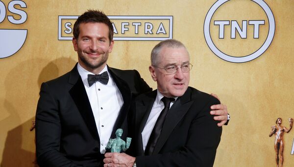 Брэдли Купер и Роберт де Ниро получили приз Гильдии киноактеров США за фильм Афера по-американски. Фото с места события