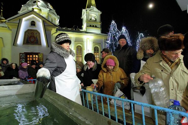 Крещение в Новосибирске: очереди с ведрами, купели на море и в колонии