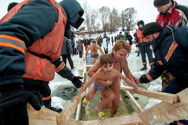 Крещение в Новосибирске: очереди с ведрами, купели на море и в колонии
