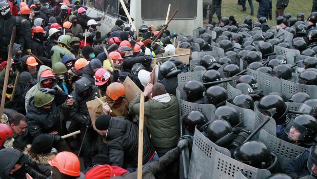 Митингующие рядом с милицейским кордоном в Киеве, фото с места события