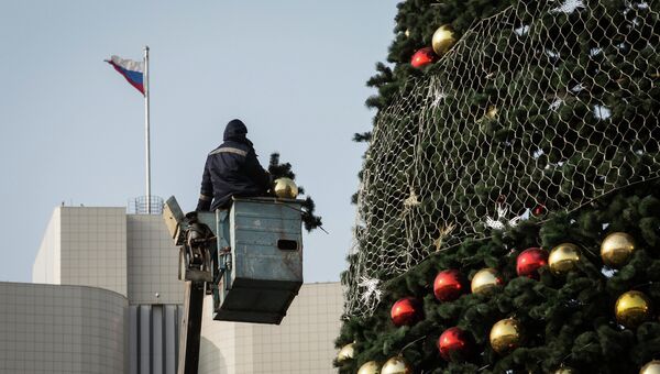 Демонтаж главной елки на площади во Владивостоке. Фото с места события.