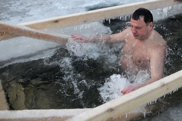 С верой в холодную воду: Крещенские купания в Красноярске