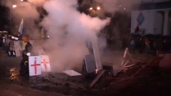 Беспорядки в центре Киева: взрывы, дым и горящие машины