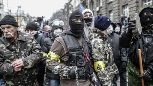 Столкновения сторонников евроинтеграции Украины с бойцами сил правопорядка во время беспорядков возле здания Администрации президента Украины на Банковой улице в Киеве, фото с места событий