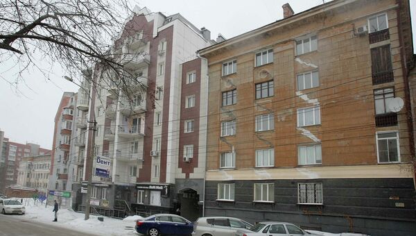Дом по ул. Урицкого, 17 в Новосибирске (справа)