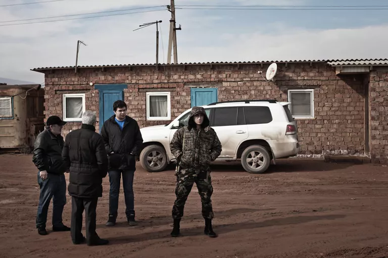 Спасать Скрипника Олег Мельников (третий слева) приехал с охранником мэра Махачкалы Спасать Скрипника Олег Мельников (третий слева) приехал с охранником мэра Махачкалы