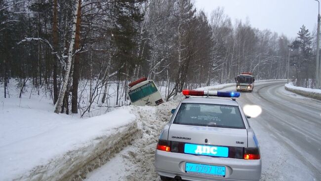 Пьяный водитель маршрутки съехал в кювет в Томске