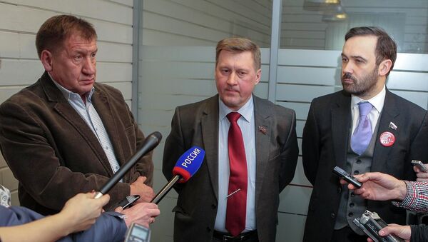 Иван Стариков, Анатолий Локоть и Илья Пономарев (слева направо) подписали соглашение о взаимодействии  на выборах мэра Новосибирска