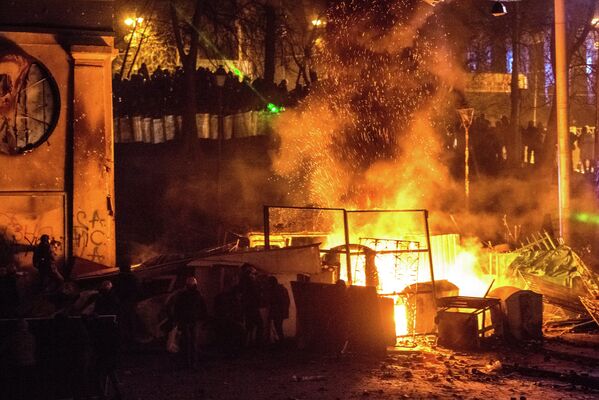 Пожары во время массовых столкновений протестующих с сотрудниками правоохранительных органов у стадиона Динамо в Киеве