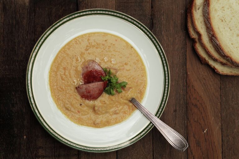 Быстрый гороховый суп из свиной рульки с гренками Быстрый гороховый суп из свиной рульки с гренками