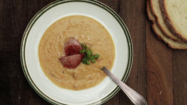 Быстрый гороховый суп из свиной рульки с гренками