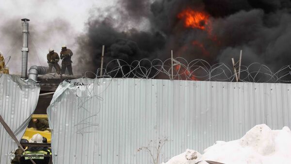 Пожар на складе с пенополистиролом в Томске, фото с места событий