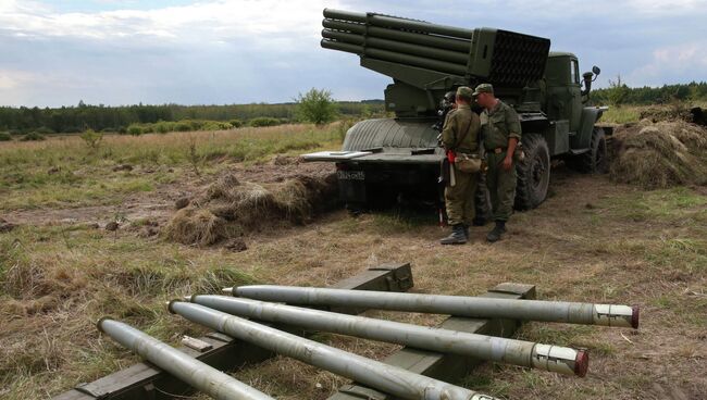 Солдаты на боевой позиции реактивной системы залпового огня БМ-21 Град