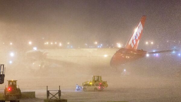 Снегопад в США привел к отмене авиарейсов. Фото с места событий