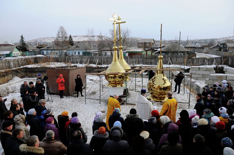 Церковный долгострой: купола установлены на новый храм в Красноярске