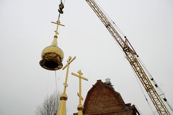 Церковный долгострой: купола установлены на новый храм в Красноярске