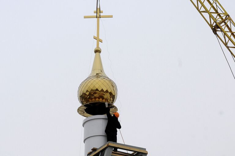 Церковный долгострой: купола установлены на новый храм в Красноярске