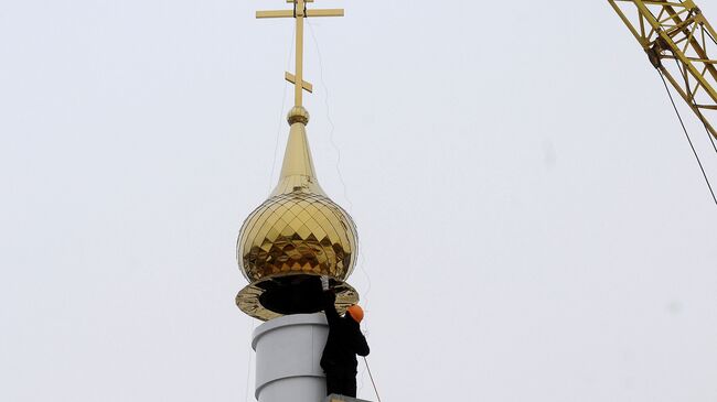 Установка куполов на строящийся храм иконы Божией матери Всех скорбящих радость в поселке Торгашино (Красноярск)