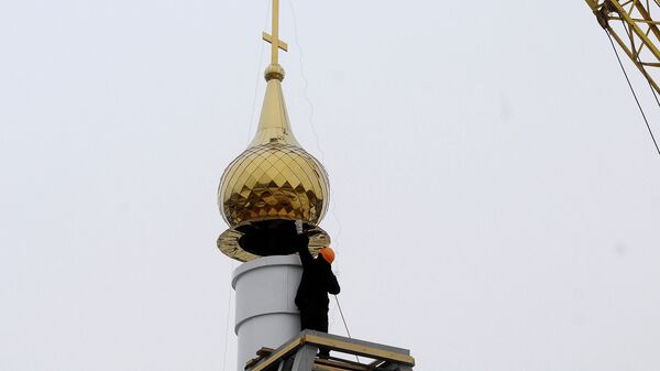 Установка куполов на строящийся храм иконы Божией матери Всех скорбящих радость в поселке Торгашино (Красноярск)