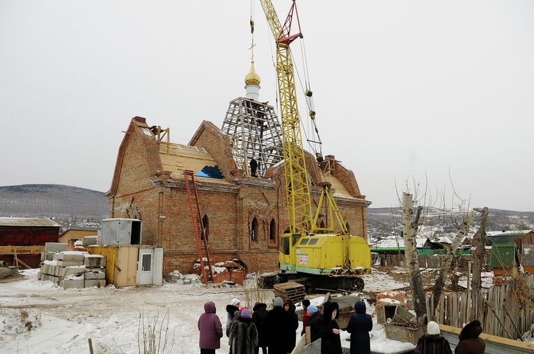 Церковный долгострой: купола установлены на новый храм в Красноярске