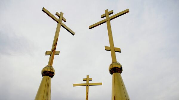 Кресты на куполах строящегося храма