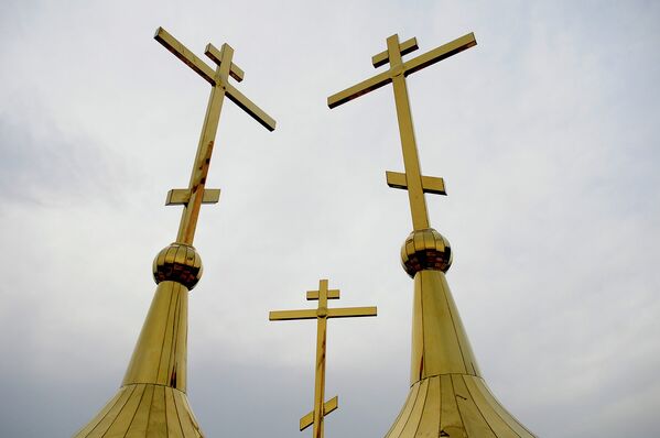 Церковный долгострой: купола установлены на новый храм в Красноярске