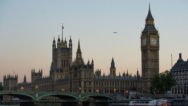Вестминстерское Аббатство и Биг Бен (слева направо) со стороны реки Темза в Лондоне