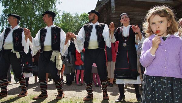 Праздник фольклора в музее деревянного зодчества Витославлицы под Великим Новгородом